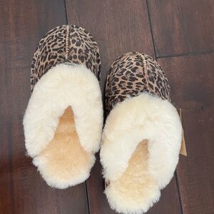 bear paw slippers (NWT) womens/girls size 6.5 brand bear paw